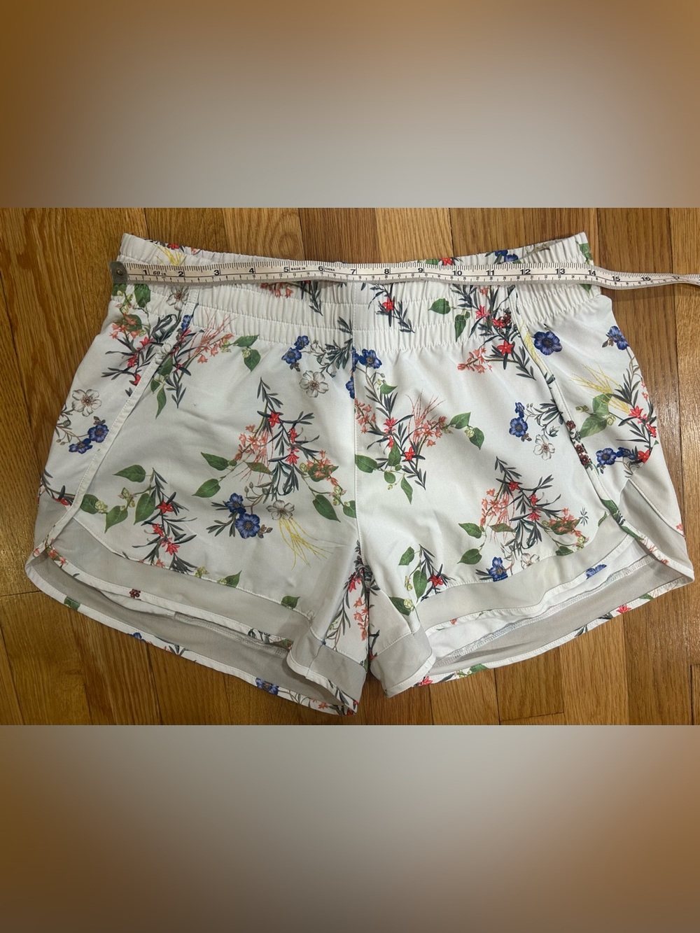 Athleta Printed Mesh Racer Run Shorts 4" in White Botanics Women's Size Small - Picture 5 of 9